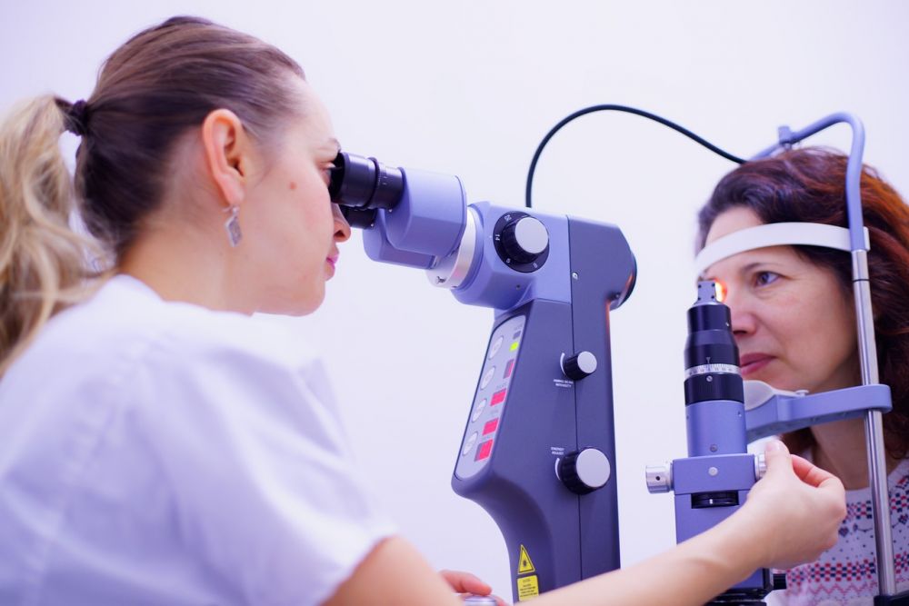 Varför du inte bara behöver en optiker utan även ögonläkare i Stockholm för att bevara din syn